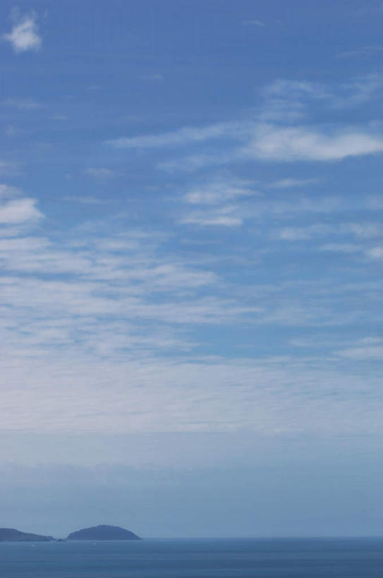 无人,竖图,室外,白天,仰视,旅游,度假,岛屿,海浪,海洋,美景,山,山脉,岛,景观,浪花,山峰,云,云朵,山峦,云彩,娱乐,蓝色,白云,蓝天,天空,自然,海水,群山,天,享受,休闲,景色,放松,晴朗,自然风光,海景,大海,风浪,海,海水的波动,近岸浪,列岛,群岛,涌浪,诸岛,晴空,彩图,低角度拍摄