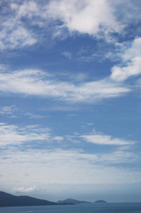 无人,竖图,室外,白天,仰视,旅游,度假,岛屿,海浪,海洋,美景,山,山脉,岛,景观,浪花,山峰,云,云朵,山峦,云彩,娱乐,蓝色,白云,蓝天,天空,自然,海水,群山,天,享受,休闲,景色,放松,晴朗,自然风光,海景,大海,风浪,海,海水的波动,近岸浪,列岛,群岛,涌浪,诸岛,晴空,彩图,低角度拍摄