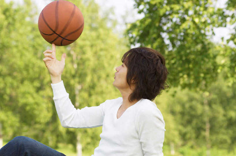 东方人,一个人,坐,横图,室外,白天,侧面,锻炼,运动,篮球,植物,亚洲,仅一个男性,仅一个人,指,服装,篮球装备,注视,休闲装,黄种人,方向,运动器械,树,树木,仅一个年轻男性,衣服,绿色,自然,观察,看,手势,休闲,休闲服,健身器械,服饰,生长,成长,观看,察看,指向,食指,关注,健身器材,篮球运动,体育,男人,男性,年轻男性,亚洲人,坐着,半身,彩图,健身,运动器材