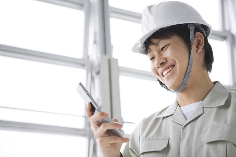 东方人,脸,头,脸颊,手,一个人,机修工,站,笑,打电话,微笑,露齿笑,横图,室内,特写,白天,仰视,窗户,电话,帽子,手机,亚洲,仅一个男性,仅一个人,仅一个中年男性,服装,朦胧,模糊,头盔,拿,拿着,注视,休闲装,黄种人,通讯设备,肩膀,玻璃窗,工人,衣服,安全帽,观察,看,站着,休闲,手部,休闲服,服饰,观看,单手,察看,关注,交流,男人,男性,中年男性,亚洲人,头部,脸部,脸蛋,面部,机械师,机修工人,沟通,通话,站立,半身,彩图,低角度拍摄