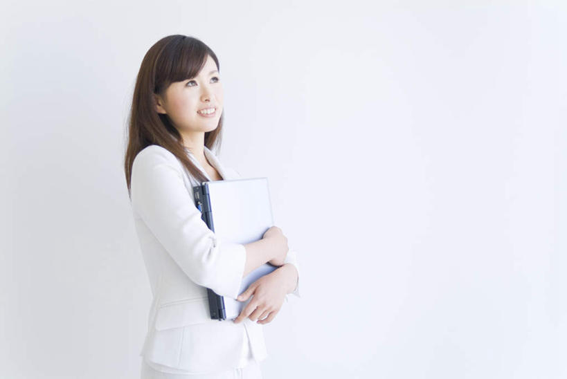 东方人,一个人,商务人士,商务女性,站,抱,横图,室内,白天,白色背景,侧面,亚洲,仅一个年轻女性,仅一个女性,仅一个人,套装,材料,档案,文件,墙,注视,黄种人,墙壁,墙面,资料,观察,看,站着,摄影,影棚,抱着,观看,察看,搂着,关注,文档,商务装,工薪阶层,年轻女性,女人,女性,亚洲人,白领,上班族,搂,搂抱,站立,半身,彩图,影棚拍摄,拍摄