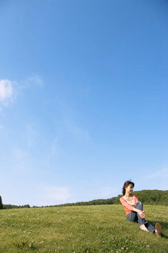 东方人,一个人,坐,竖图,室外,白天,仰视,草地,草坪,植物,亚洲,仅一个年轻女性,仅一个女性,仅一个人,服装,云,云朵,云彩,注视,休闲装,黄种人,草,衣服,蓝色,绿色,白云,蓝天,天空,天,观察,看,休闲,休闲服,服饰,晴朗,观看,察看,关注,年轻女性,女人,女性,亚洲人,晴空,坐着,彩图,低角度拍摄,全身