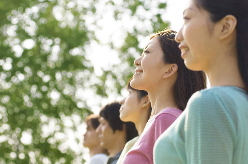 东方人,四个人,伙伴,朋友,站,笑,微笑,露齿笑,横图,室外,白天,侧面,友谊,草地,草坪,植物,亚洲,一排,服装,朦胧,模糊,整齐,注视,休闲装,黄种人,草,树,树木,排列,衣服,粉色,黄色,蓝色,绿色,自然,观察,看,站着,休闲,休闲服,服饰,生长,成长,观看,察看,队列,关注,友情,男人,男性,年轻男性,年轻女性,女人,女性,亚洲人,站立,半身,彩图