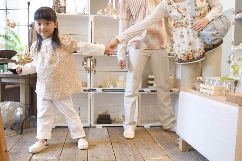 东方人,儿童,三个人,家庭,夫妻,母亲,父亲,女儿,站,走,握手,横图,室内,白天,正面,爱情,纯洁,窗户,地板,亚洲,服装,地面,浪漫,注视,休闲装,黄种人,木地板,玻璃窗,小孩,衣服,观察,看,站着,休闲,温暖,温馨,父女,母女,三口之家,一家人,休闲服,恩爱,父爱,可爱,母爱,童年,童趣,恋人,服饰,观看,和睦,察看,关注,童真,烂漫,无邪,天真,男人,男性,年轻男性,年轻女性,女孩,女人,女性,亚洲人,孩子,年轻人,夫妇,情侣,步行,搀手,拉手,散步,手拉手,手握手,站立,走路,彩图,全身,伴侣,融洽,女生