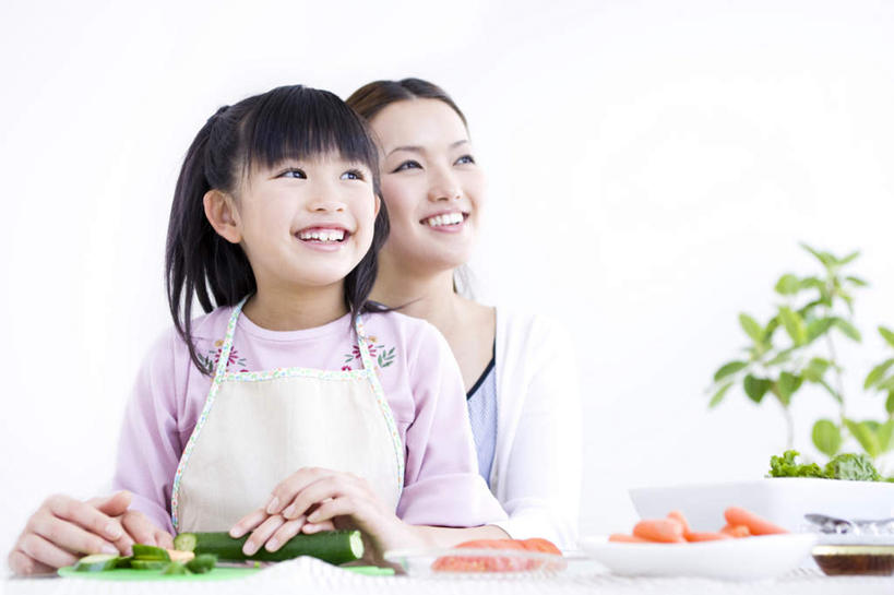 东方人,儿童,两个人,家庭,母亲,女儿,坐,笑,微笑,露齿笑,横图,室内,白天,白色背景,正面,纯洁,植物,餐桌,桌子,餐具,亚洲,服装,碟子,盘,盆栽,食品,盆景,注视,休闲装,黄种人,食物,小孩,衣服,绿色,自然,盘子,碟,观察,看,休闲,温暖,温馨,母女,一家人,休闲服,可爱,母爱,童年,童趣,摄影,服饰,影棚,生长,成长,餐台,观看,和睦,察看,关注,童真,烂漫,无邪,天真,年轻女性,女孩,女人,女性,亚洲人,孩子,年轻人,坐着,半身,彩图,影棚拍摄,拍摄,融洽,女生