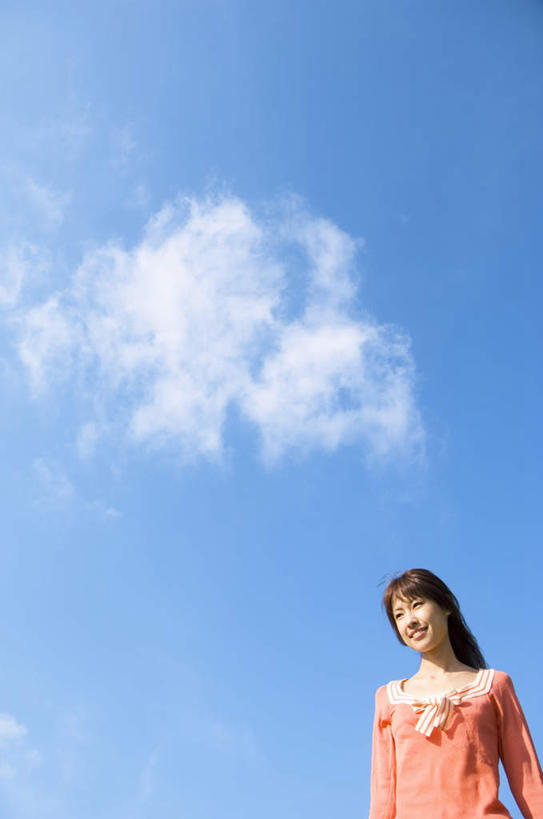 东方人,一个人,站,竖图,室外,白天,仰视,亚洲,仅一个年轻女性,仅一个女性,仅一个人,服装,云,云朵,云彩,注视,休闲装,黄种人,衣服,红色,蓝色,白云,蓝天,天空,天,观察,看,站着,休闲,休闲服,服饰,晴朗,观看,察看,关注,年轻女性,女人,女性,亚洲人,晴空,站立,半身,彩图,低角度拍摄