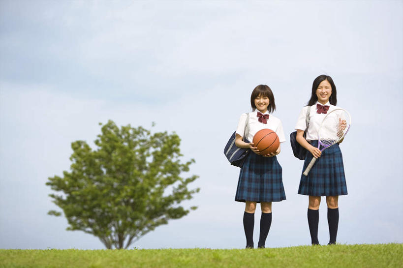 东方人,两个人,伙伴,朋友,站,抱,横图,室外,白天,正面,裙子,制服,友谊,篮球,草地,草坪,植物,亚洲,服装,包,皮包,云,云朵,篮球装备,云彩,注视,黄种人,运动器械,草,树,树木,蓝色,绿色,白云,蓝天,天空,自然,天,观察,看,站着,同学,校服,健身器械,短裙,生长,晴朗,成长,抱着,观看,半身裙,单肩包,察看,搂着,校友,关注,健身器材,篮球运动,学生服,超短裙,同窗,学友,友情,年轻女性,女人,女性,亚洲人,晴空,搂,搂抱,站立,彩图,全身,运动器材