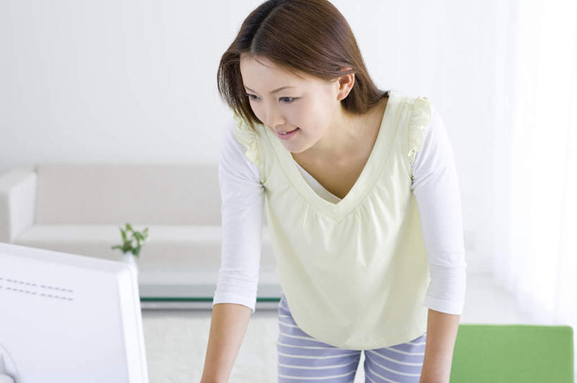 东方人,一个人,站,横图,室内,白天,正面,显示器,亚洲,仅一个年轻女性,仅一个女性,仅一个人,弯腰,服装,屏幕,墙,注视,休闲装,黄种人,显示屏,墙壁,墙面,衣服,绿色,观察,看,站着,休闲,休闲服,服饰,观看,察看,关注,输出设备,弯身,年轻女性,女人,女性,亚洲人,站立,半身,彩图