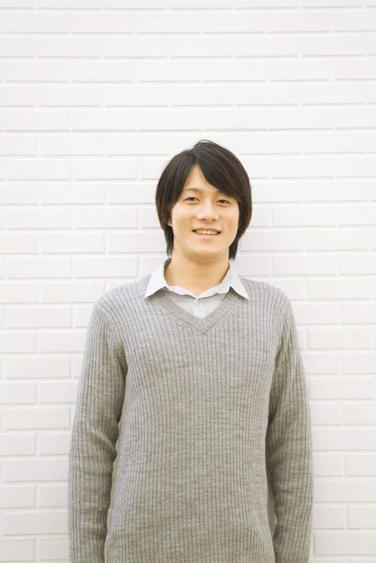 东方人,一个人,站,竖图,室外,白天,正面,亚洲,仅一个男性,仅一个人,服装,墙,注视,休闲装,黄种人,墙壁,墙面,仅一个年轻男性,衣服,灰色,观察,看,站着,休闲,休闲服,服饰,观看,察看,关注,男人,男性,年轻男性,亚洲人,站立,半身,彩图