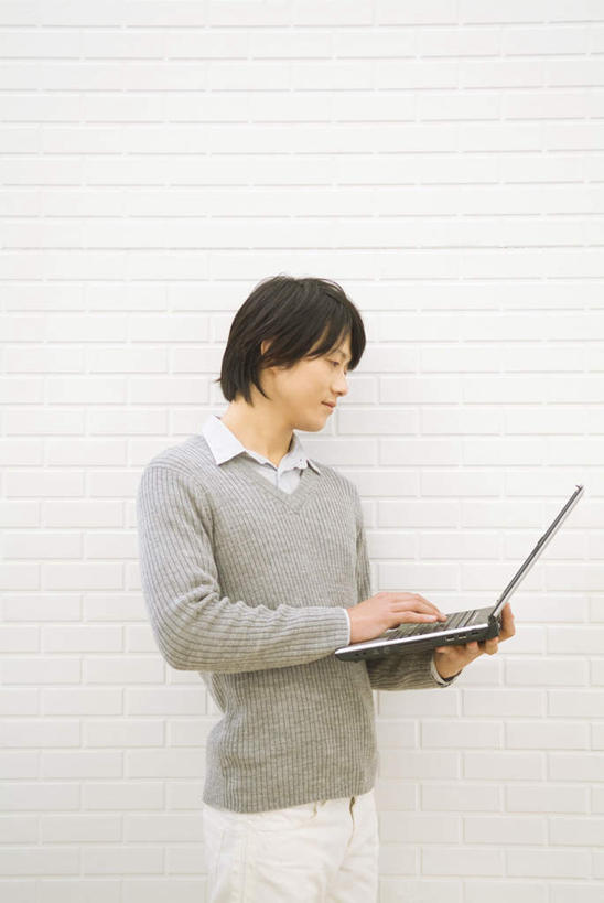 东方人,一个人,站,竖图,室外,白天,侧面,电脑,笔记本电脑,亚洲,仅一个男性,仅一个人,敲打,服装,网络,墙,注视,休闲装,黄种人,输入,通讯设备,墙壁,墙面,仅一个年轻男性,衣服,灰色,打字,观察,看,站着,休闲,休闲服,服饰,观看,点击,敲击,察看,无线,关注,通信设备,无线网络,无线上网,便携式电脑,按键,手提电脑,男人,男性,年轻男性,亚洲人,站立,半身,彩图