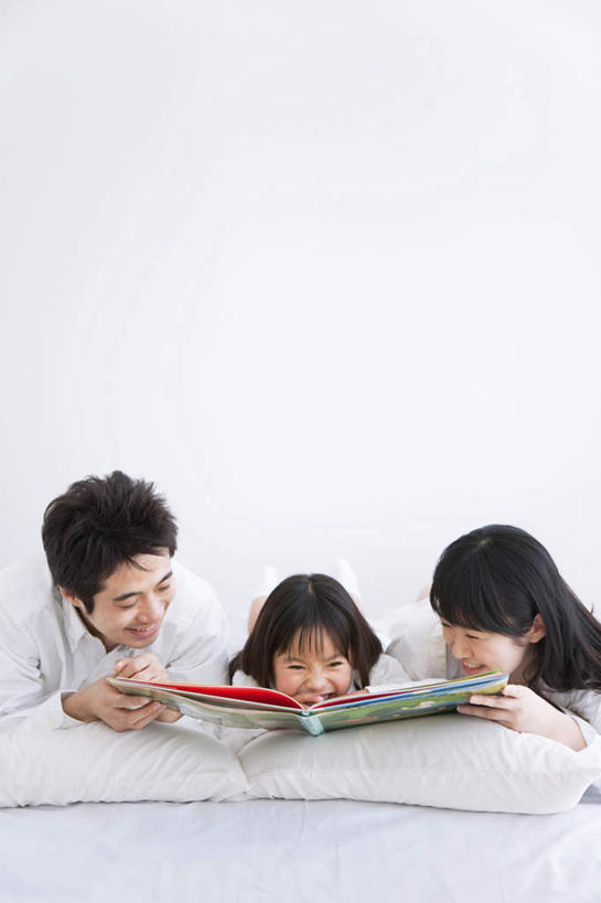 东方人,儿童,三个人,家庭,夫妻,母亲,父亲,女儿,竖图,室内,白天,白色背景,正面,爱情,纯洁,床,卧室,书籍,亚洲,服装,双人床,床单,浪漫,拿,拿着,休闲装,黄种人,被子,小孩,衣服,趴着,休闲,温暖,温馨,父女,母女,三口之家,一家人,休闲服,恩爱,父爱,可爱,母爱,童年,童趣,恋人,摄影,服饰,影棚,和睦,被单,童真,烂漫,无邪,天真,男人,男性,年轻男性,年轻女性,女孩,女人,女性,亚洲人,孩子,年轻人,夫妇,情侣,书,图书,趴,半身,彩图,影棚拍摄,拍摄,睡房,卧房,伴侣,融洽,女生