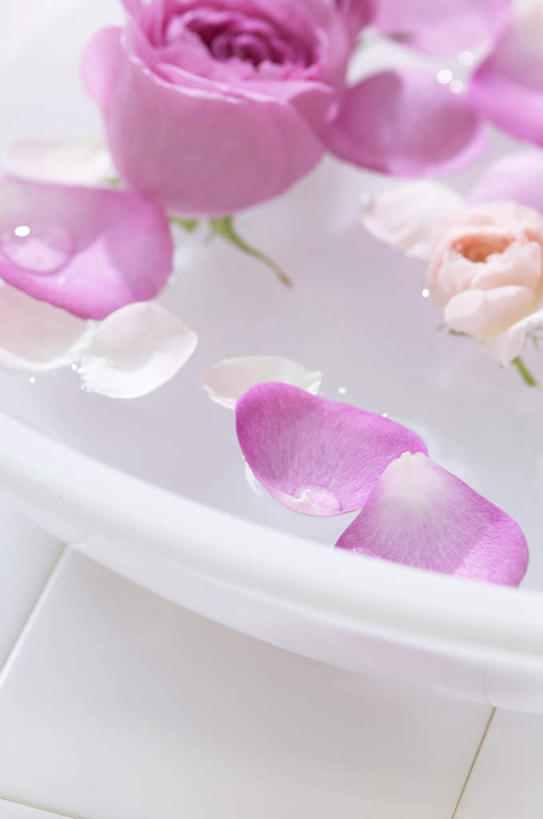 无人,竖图,俯视,室内,特写,白天,爱情,化妆,美容,幸福,纯洁,热情,水,玫瑰,护肤,盛开,液体,水滴,玫瑰花,浪漫,花蕾,花,花瓣,花朵,鲜花,一朵,红色,蓝色,花苞,花蕊,保养,享受,休闲,温暖,温馨,恩爱,放松,保健,和睦,感动,养颜,尊敬,天真,刺玫花,徘徊花,彩图,高角度拍摄,融洽