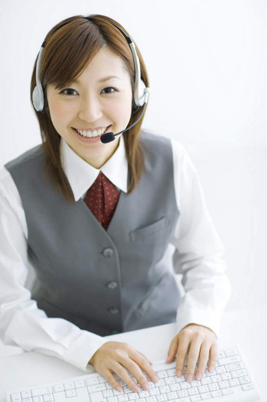 东方人,一个人,商务人士,商务女性,坐,笑,微笑,露齿笑,竖图,室内,白天,正面,衬衫,亚洲,仅一个年轻女性,仅一个女性,仅一个人,套装,话务员,注视,黄种人,白色,灰色,耳机,耳麦,话筒,观察,看,观看,马甲,察看,麦克风,关注,商务装,工薪阶层,客服人员,电话销售,年轻女性,女人,女性,亚洲人,白领,接线员,上班族,坐着,半身,彩图,衬衣