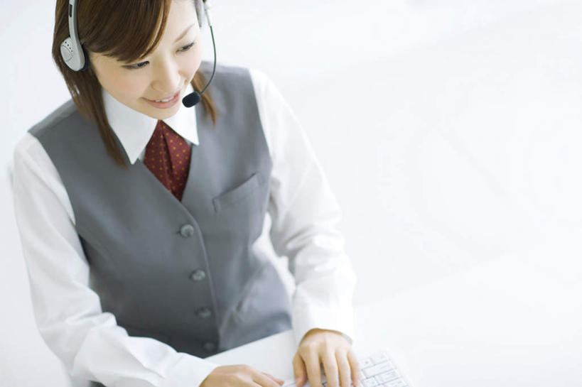 东方人,一个人,商务人士,商务女性,坐,笑,微笑,露齿笑,横图,俯视,室内,白天,衬衫,亚洲,仅一个年轻女性,仅一个女性,仅一个人,套装,话务员,注视,黄种人,白色,灰色,耳机,耳麦,话筒,观察,看,观看,马甲,察看,麦克风,关注,商务装,工薪阶层,客服人员,电话销售,年轻女性,女人,女性,亚洲人,白领,接线员,上班族,坐着,半身,彩图,高角度拍摄,衬衣