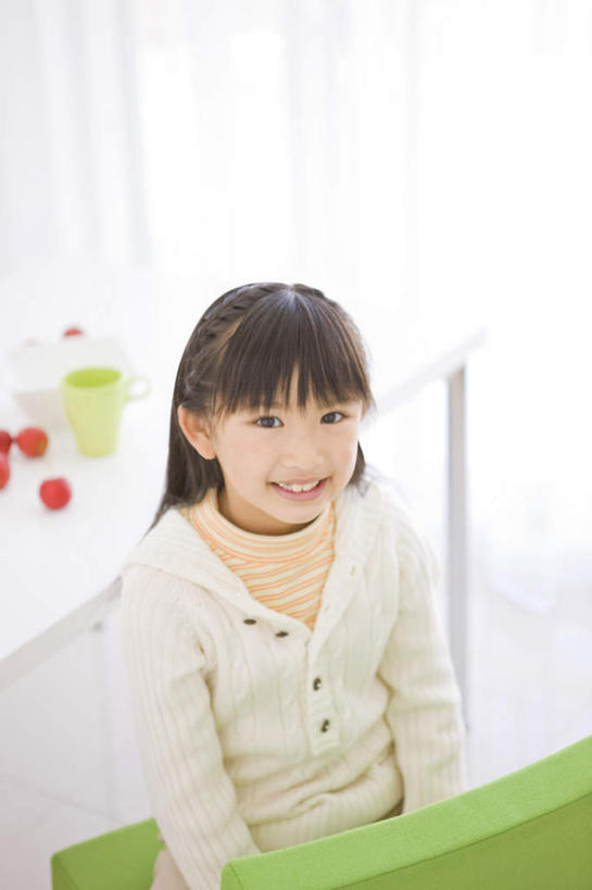 东方人,儿童,一个人,坐,笑,微笑,露齿笑,竖图,俯视,室内,白天,纯洁,餐桌,桌子,亚洲,仅一个女性,仅一个人,服装,注视,休闲装,黄种人,小孩,衣服,观察,看,仅一个小孩,休闲,休闲服,可爱,童年,童趣,服饰,餐台,观看,察看,关注,童真,烂漫,无邪,天真,女孩,女人,女性,亚洲人,孩子,抬头,仰头,坐着,半身,彩图,高角度拍摄,女生