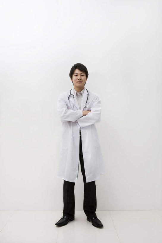 东方人,一个人,医生,站,双手交叉,竖图,室内,白天,白色背景,正面,工作服,制服,亚洲,仅一个男性,仅一个人,注视,黄种人,仅一个年轻男性,白色,观察,看,站着,医护人员,医疗人员,摄影,影棚,观看,察看,双手抱胸,白大褂,关注,工作制服,男人,男性,年轻男性,亚洲人,大夫,站立,彩图,全身,影棚拍摄,工作套服,拍摄