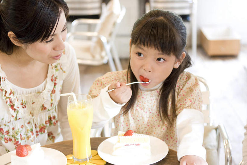 点心,东方人,儿童,两个人,家庭,母亲,女儿,坐,横图,俯视,室内,白天,下午茶,纯洁,餐桌,桌子,草莓,浆果,餐具,水果,亚洲,服装,新鲜,碟子,盘,叉,生食,食品,果实,拿,拿着,注视,休闲装,黄种人,食物,糕点,小孩,衣服,盘子,碟,观察,看,休闲,温暖,温馨,母女,一家人,休闲服,可爱,母爱,童年,童趣,服饰,有机食品,绿色食品,餐台,观看,和睦,察看,关注,童真,烂漫,无邪,天真,年轻女性,女孩,女人,女性,亚洲人,孩子,年轻人,进餐用具,烹调用具,洋莓,水果皇后,红莓,地莓,坐着,半身,彩图,高角度拍摄,融洽,蛋糕,女生