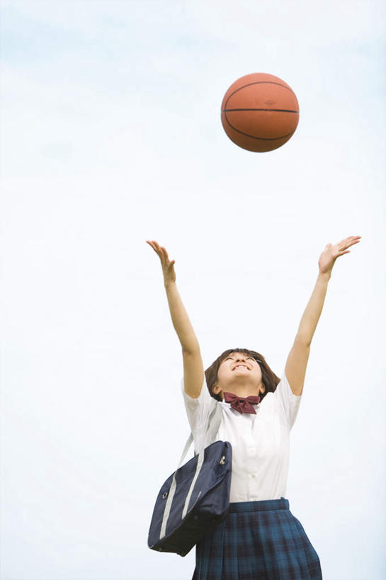 东方人,一个人,站,举,笑,微笑,露齿笑,竖图,室外,白天,仰视,制服,篮球,亚洲,仅一个年轻女性,仅一个女性,仅一个人,服装,云,云朵,篮球装备,云彩,注视,黄种人,运动器械,蓝色,白云,蓝天,天空,天,观察,看,托,站着,校服,健身器械,晴朗,观看,察看,关注,健身器材,篮球运动,学生服,年轻女性,女人,女性,亚洲人,晴空,举起,举手,举着,向上举,向上伸,向上托,站立,半身,彩图,低角度拍摄,运动器材