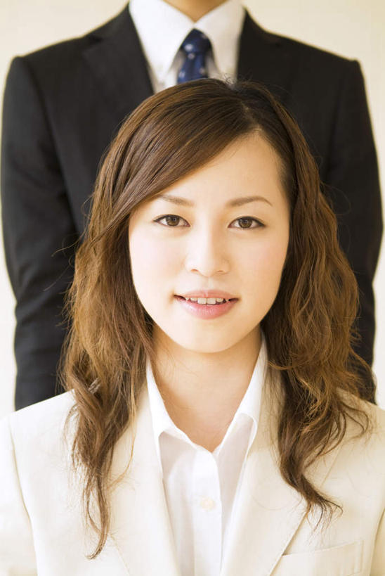 东方人,脸,头,脸颊,两个人,同事,商务人士,商务男性,商务女性,办公室,站,坐,笑,微笑,竖图,室内,特写,白天,正面,衬衫,成功,合作,团队,集体,信心,亚洲,套装,墙,领带,注视,黄种人,队伍,肩膀,墙壁,墙面,观察,看,站着,观看,察看,领导,象征,庄重,成就,关注,商务装,身份,合伙,领袖,工薪阶层,正式,地位,男人,男性,年轻男性,年轻女性,女人,女性,亚洲人,年轻人,头部,脸部,脸蛋,面部,白领,上班族,站立,坐着,半身,彩图,衬衣