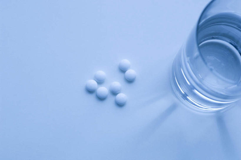 无人,横图,俯视,室内,特写,白天,白色背景,安全,桌面,桌子,静物,许多,散落,圆形,药剂,药丸,防护,一杯,药片,白色,药品,治疗,摄影,影棚,保护,药物,医疗,保险,预防,平安,彩图,高角度拍摄,影棚拍摄,拍摄