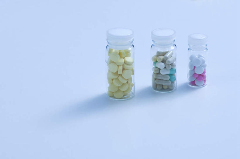 无人,横图,俯视,室内,特写,白天,安全,桌面,桌子,静物,一堆,一排,许多,阴影,堆叠,堆积,整齐,反射,药剂,影子,防护,胶囊,排列,黄色,紫色,白色,瓶子,塑料制品,药品,塑料瓶,比较,治疗,摄影,影棚,堆,保护,药物,医疗,衡量,队列,三瓶,保险,预防,平安,彩图,高角度拍摄,影棚拍摄,拍摄