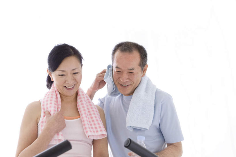 东方人,两个人,夫妻,站,坐,横图,室内,白天,白色背景,正面,爱情,锻炼,运动,自行车,亚洲,条纹,服装,纺织物,浪漫,拿,拿着,注视,休闲装,黄种人,运动器械,脚踏车,衣服,红色,黑色,毛巾,观察,看,清洁,站着,休闲,休闲服,健身器械,恩爱,恋人,摄影,服饰,影棚,观看,保暖,察看,关注,健身器材,透气,防水,动感单车,动感自行车,储水,耐磨,吸水,体育,男人,男性,女人,女性,中年男性,中年女性,亚洲人,长发,夫妇,情侣,站立,坐着,半身,彩图,影棚拍摄,健身,拍摄,伴侣,运动器材