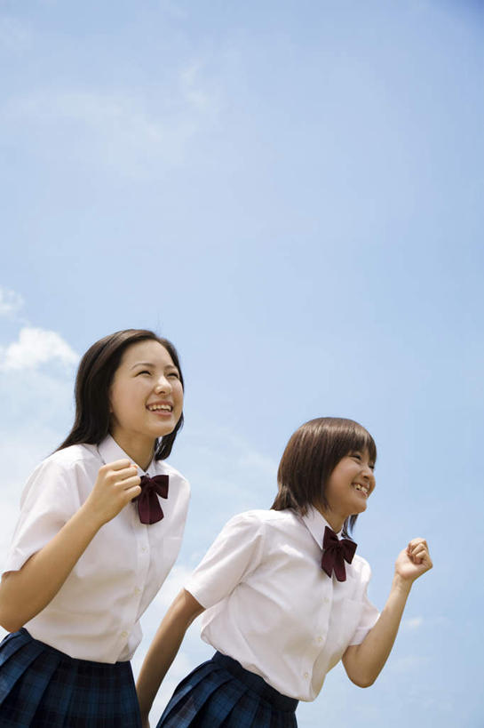 东方人,拳,两个人,伙伴,朋友,站,笑,微笑,竖图,室外,白天,仰视,制服,跳舞,友谊,亚洲,服装,云,云朵,云彩,注视,黄种人,衣服,蓝色,白云,蓝天,天空,天,观察,看,站着,同学,校服,服饰,晴朗,观看,察看,衣着,校友,穿着,关注,舞姿,学生服,同窗,学友,衣饰,友情,年轻女性,女人,女性,亚洲人,拳头,晴空,站立,半身,彩图,低角度拍摄,舞蹈