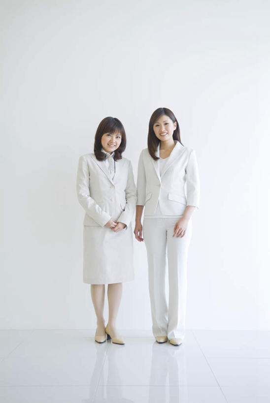 两个人,同事,商务人士,商务女性,站,笑,微笑,露齿笑,竖图,室外,白天,白色背景,正面,衬衫,成功,合作,团队,集体,信心,套装,墙,领带,注视,队伍,墙壁,墙面,白色,黑色,观察,看,站着,摄影,影棚,观看,察看,领导,成就,关注,商务装,合伙,领袖,工薪阶层,年轻女性,女人,女性,年轻人,长发,白领,上班族,站立,彩图,全身,影棚拍摄,衬衣,拍摄