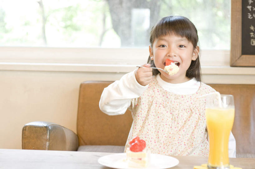 点心,东方人,儿童,一个人,坐,吃,横图,室内,白天,正面,下午茶,纯洁,餐桌,窗户,桌子,杯子,餐具,亚洲,仅一个女性,仅一个人,服装,碟子,盘,勺子,橙汁,食品,拿,拿着,注视,休闲装,黄种人,玻璃窗,玻璃制品,食物,糕点,饮料,小孩,衣服,黑色,盘子,水杯,调羹,碟,汤匙,观察,看,仅一个小孩,休闲,休闲服,可爱,童年,童趣,服饰,餐台,观看,察看,关注,童真,烂漫,无邪,天真,女孩,女人,女性,亚洲人,孩子,长发,玻璃杯,嚼,食,坐着,半身,彩图,蛋糕,女生