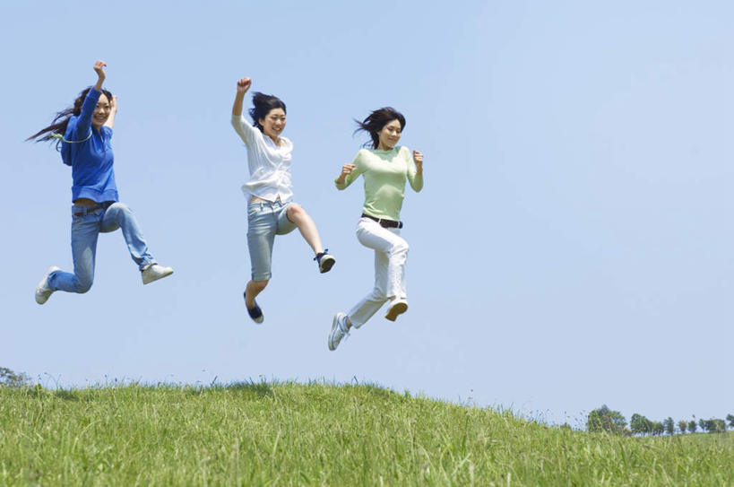 东方人,三个人,伙伴,朋友,跳,举,横图,室内,白天,仰视,友谊,草地,草坪,植物,亚洲,阴影,服装,光线,影子,半空,休闲装,黄种人,草,衣服,蓝色,绿色,白色,黑色,蓝天,天空,阳光,天,托,休闲,休闲服,服饰,友情,年轻女性,女人,女性,亚洲人,长发,举起,举手,举着,跳跃,向上举,向上伸,向上托,彩图,低角度拍摄,全身