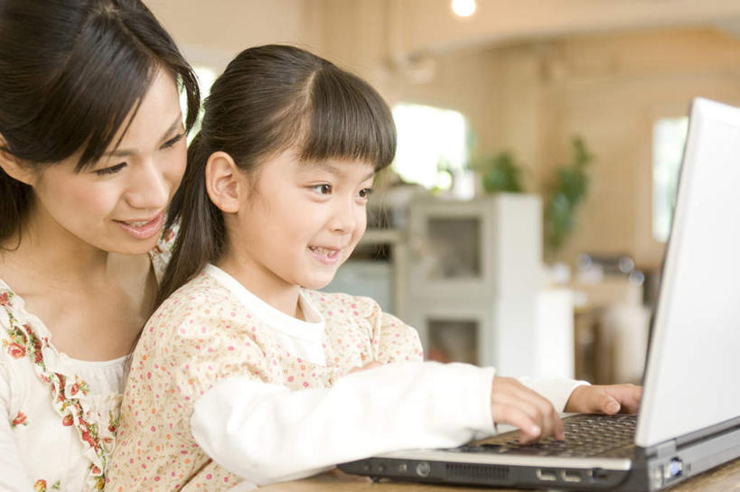 东方人,儿童,两个人,家庭,母亲,女儿,坐,笑,微笑,露齿笑,横图,室内,白天,侧面,纯洁,电脑,笔记本电脑,桌子,亚洲,敲打,服装,网络,办公桌,注视,休闲装,黄种人,输入,通讯设备,小孩,衣服,黑色,打字,观察,看,休闲,温暖,温馨,母女,一家人,休闲服,可爱,母爱,童年,童趣,服饰,观看,点击,敲击,和睦,察看,无线,关注,通信设备,无线网络,无线上网,便携式电脑,童真,烂漫,无邪,天真,按键,手提电脑,年轻女性,女孩,女人,女性,亚洲人,孩子,年轻人,长发,坐着,半身,彩图,融洽,女生