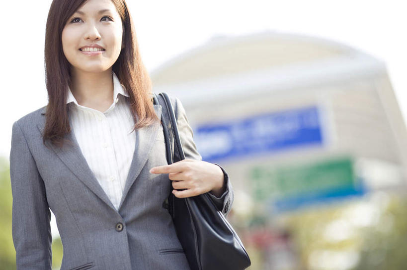 东方人,一个人,商务人士,商务女性,站,笑,微笑,露齿笑,横图,室外,白天,正面,树林,植物,亚洲,仅一个年轻女性,仅一个女性,仅一个人,套装,朦胧,模糊,包,皮包,注视,黄种人,树,树木,绿色,黑色,自然,观察,看,站着,生长,成长,观看,单肩包,察看,关注,商务装,工薪阶层,年轻女性,女人,女性,亚洲人,长发,白领,上班族,站立,半身,彩图