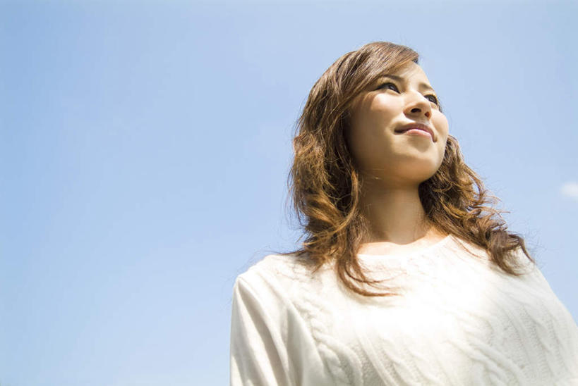 东方人,一个人,站,笑,微笑,横图,室外,白天,仰视,毛衣,亚洲,仅一个年轻女性,仅一个女性,仅一个人,阴影,服装,光线,影子,褐色,注视,休闲装,黄种人,衣服,蓝色,白色,蓝天,天空,阳光,天,观察,看,站着,休闲,休闲服,服饰,观看,察看,关注,年轻女性,女人,女性,亚洲人,长发,站立,半身,彩图,低角度拍摄,绒衣,套衫,套头毛衣,线衣