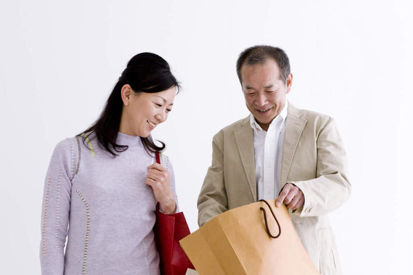 东方人,两个人,夫妻,站,横图,室内,白天,白色背景,正面,爱情,购物,消费,袋子,亚洲,服装,包,包装袋,皮包,手提袋,墙,购物袋,浪漫,拿,拿着,注视,休闲装,黄种人,墙壁,墙面,衣服,红色,黑色,观察,看,站着,休闲,休闲服,恩爱,金融,恋人,摄影,服饰,影棚,观看,单肩包,察看,购买,关注,贸易,男人,男性,女人,女性,中年男性,中年女性,亚洲人,长发,夫妇,情侣,站立,半身,彩图,影棚拍摄,拍摄,伴侣