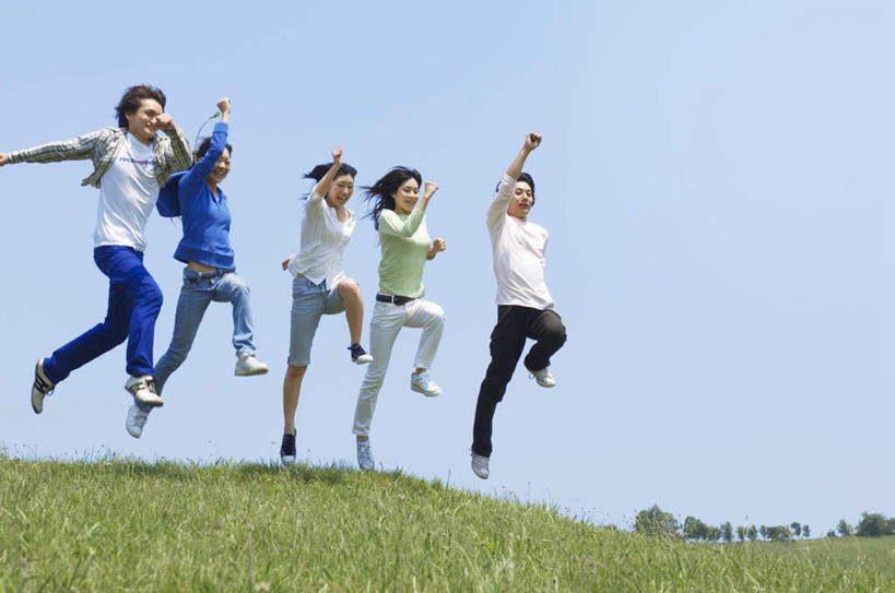 东方人,伙伴,朋友,跳,举,笑,微笑,露齿笑,横图,室外,白天,正面,友谊,草地,草坪,植物,亚洲,阴影,服装,光线,影子,许多人,半空,休闲装,黄种人,草,衣服,粉色,黄色,蓝色,绿色,白色,灰色,蓝天,天空,阳光,天,托,一群人,休闲,休闲服,服饰,友情,男人,男性,年轻男性,年轻女性,女人,女性,亚洲人,举起,举手,举着,跳跃,向上举,向上伸,向上托,彩图,全身