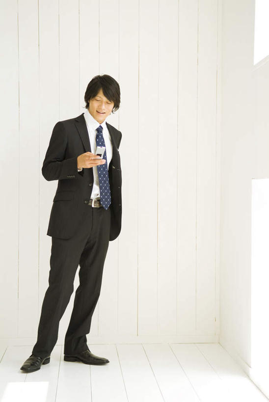 一个人,商务人士,商务男性,站,打电话,竖图,室内,白天,白色背景,正面,衬衫,窗户,电话,手机,仅一个男性,仅一个人,阴影,套装,光线,影子,墙,领带,拿,拿着,注视,通讯设备,玻璃窗,墙壁,墙面,仅一个年轻男性,阳光,观察,看,站着,摄影,影棚,观看,察看,关注,商务装,工薪阶层,交流,年轻男性,年轻人,白领,上班族,沟通,通话,站立,彩图,全身,影棚拍摄,衬衣,拍摄