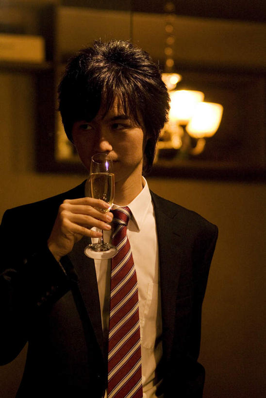 东方人,一个人,商务人士,商务男性,站,竖图,室内,白天,正面,衬衫,杯子,照明,亚洲,仅一个男性,仅一个人,套装,朦胧,模糊,灯光,拿,拿着,注视,黄种人,吊灯,玻璃制品,灯,仅一个年轻男性,水杯,灯具,观察,看,站着,观看,照亮,察看,照明设备,关注,商务装,工薪阶层,男人,男性,年轻男性,亚洲人,白领,上班族,玻璃杯,站立,半身,彩图,衬衣