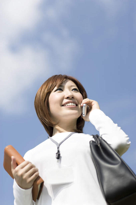 东方人,一个人,商务人士,商务女性,站,竖图,室外,白天,仰视,亚洲,仅一个年轻女性,仅一个女性,仅一个人,阴影,套装,光线,包,公文包,影子,云,云朵,记事本,拿,云彩,拿着,注视,黄种人,蓝色,白云,蓝天,天空,阳光,本子,笔记本,天,观察,看,站着,晴朗,公事包,观看,察看,关注,商务装,工薪阶层,年轻女性,女人,女性,亚洲人,白领,上班族,晴空,站立,半身,彩图,低角度拍摄