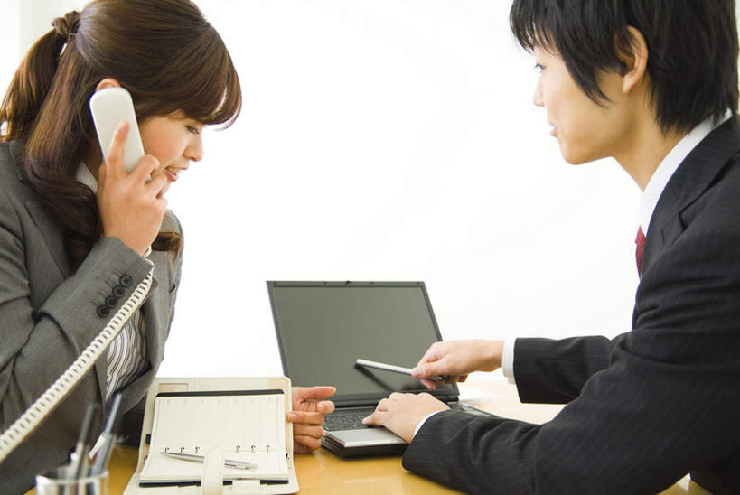 两个人,同事,商务人士,商务男性,商务女性,办公室,坐,打电话,横图,室内,白天,侧面,衬衫,成功,合作,团队,集体,信心,电脑,笔记本电脑,桌子,电话,套装,网络,办公桌,领带,拿,拿着,注视,通讯设备,队伍,话筒,观察,看,电话线,观看,察看,无线,领导,成就,关注,通信设备,商务装,无线网络,合伙,领袖,无线上网,便携式电脑,工薪阶层,交流,手提电脑,男人,男性,年轻男性,年轻女性,女人,女性,年轻人,白领,上班族,电话机,沟通,通话,坐着,半身,彩图,衬衣