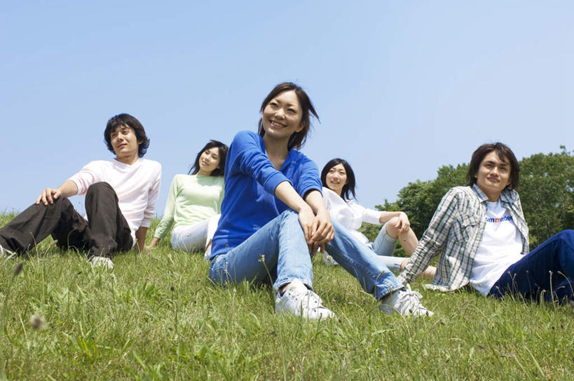 东方人,伙伴,朋友,坐,笑,微笑,露齿笑,横图,室外,白天,仰视,友谊,草地,草坪,植物,亚洲,阴影,服装,光线,影子,许多人,注视,休闲装,黄种人,草,衣服,粉色,黄色,蓝色,绿色,白色,灰色,蓝天,天空,阳光,天,观察,看,一群人,休闲,休闲服,服饰,观看,察看,关注,友情,男人,男性,年轻男性,年轻女性,女人,女性,亚洲人,坐着,彩图,低角度拍摄,全身