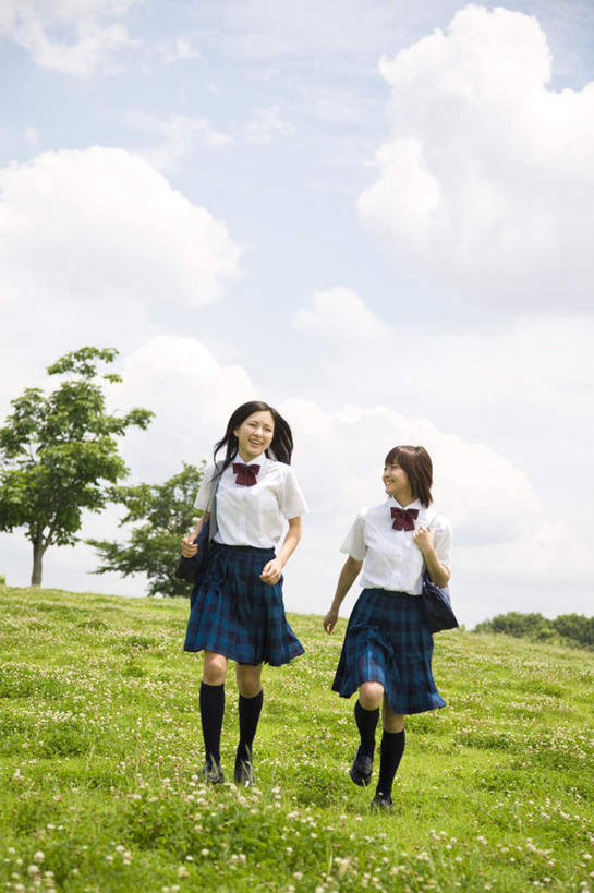 东方人,两个人,伙伴,朋友,站,竖图,室外,白天,正面,制服,友谊,草地,草坪,植物,亚洲,服装,云,云朵,云彩,注视,黄种人,草,树,树木,衣服,蓝色,绿色,白云,蓝天,天空,自然,天,观察,看,站着,同学,校服,服饰,生长,晴朗,成长,观看,察看,衣着,校友,穿着,关注,学生服,同窗,学友,衣饰,友情,年轻女性,女人,女性,亚洲人,晴空,站立,彩图,全身