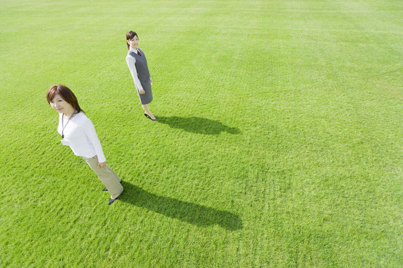 东方人,两个人,伙伴,同事,朋友,商务人士,商务女性,站,笑,微笑,露齿笑,横图,俯视,室外,白天,友谊,成功,合作,团队,集体,信心,亚洲,阴影,套装,光线,影子,云,云朵,云彩,注视,黄种人,标识,吊牌,队伍,蓝色,白云,蓝天,天空,阳光,胸牌,天,观察,看,站着,晴朗,观看,察看,徽章,领导,成就,关注,商务装,身份,合伙,领袖,工薪阶层,胸章,胸卡,编号牌,雕刻牌,工号牌,胸号牌,胸徽,友情,年轻女性,女人,女性,亚洲人,白领,上班族,晴空,站立,彩图,高角度拍摄,全身