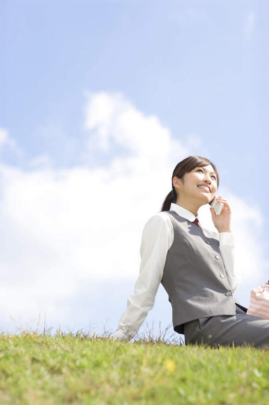 东方人,一个人,商务人士,商务女性,坐,笑,打电话,微笑,露齿笑,竖图,室外,白天,仰视,草地,草坪,植物,电话,手机,亚洲,仅一个年轻女性,仅一个女性,仅一个人,套装,拿,拿着,注视,黄种人,通讯设备,草,蓝色,绿色,蓝天,天空,天,观察,看,观看,察看,关注,商务装,工薪阶层,交流,年轻女性,女人,女性,亚洲人,白领,上班族,沟通,通话,坐着,半身,彩图,低角度拍摄
