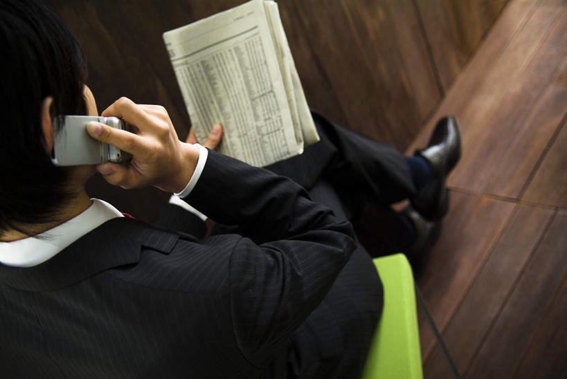 一个人,商务人士,商务男性,办公室,坐,打电话,横图,俯视,室内,白天,衬衫,地板,报纸,电话,仅一个男性,仅一个人,套装,信息,领带,地面,拿,拿着,通讯设备,木地板,仅一个年轻男性,话筒,电话线,新闻,商务装,工薪阶层,交流,年轻男性,年轻人,白领,上班族,电话机,沟通,通话,坐着,半身,彩图,高角度拍摄,衬衣,报刊