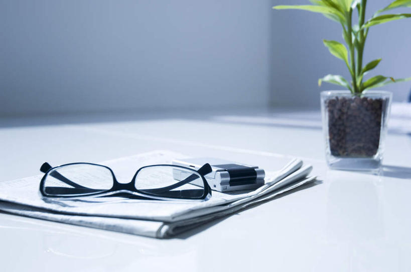 无人,横图,俯视,室内,特写,白天,白色背景,植物,餐桌,桌子,静物,报纸,一副,阴影,光线,信息,盆栽,眼镜,影子,记事本,盆景,绿色,阳光,自然,本子,笔记本,摄影,影棚,生长,成长,餐台,新闻,一份,一盆,近视眼镜,一部,彩图,高角度拍摄,影棚拍摄,拍摄,报刊