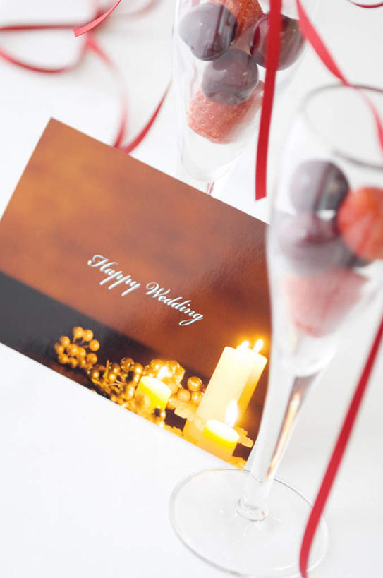 无人,竖图,俯视,室内,特写,白天,白色背景,婚礼,快乐,草莓,浆果,樱桃,水果,一堆,堆叠,堆积,庆祝,新鲜,英文,标志,文字,字符,字母,生食,食品,果实,纸张,结婚,标识,食物,红色,卡片,喜庆,摄影,有机食品,绿色食品,影棚,纪念,堆,英文字母,樱珠,莺桃,英桃,洋莓,楔桃,水果皇后,牛桃,荆桃,红莓,地莓,彩图,高角度拍摄,影棚拍摄,高兴,拍摄