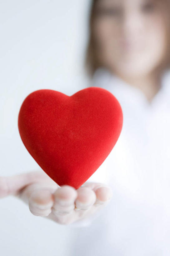 东方人,手,手掌,一个人,站,捧,竖图,室内,特写,白天,白色背景,正面,衬衫,爱情,亚洲,仅一个年轻女性,仅一个女性,仅一个人,服装,爱心,朦胧,模糊,浪漫,注视,休闲装,黄种人,一个,衣服,红色,白色,观察,看,站着,休闲,温暖,温馨,心形,手部,休闲服,恩爱,摄影,服饰,影棚,单个,观看,单手,和睦,察看,关注,年轻女性,女人,女性,亚洲人,心型,端,端着,捧着,手捧,站立,半身,彩图,影棚拍摄,衬衣,拍摄,融洽