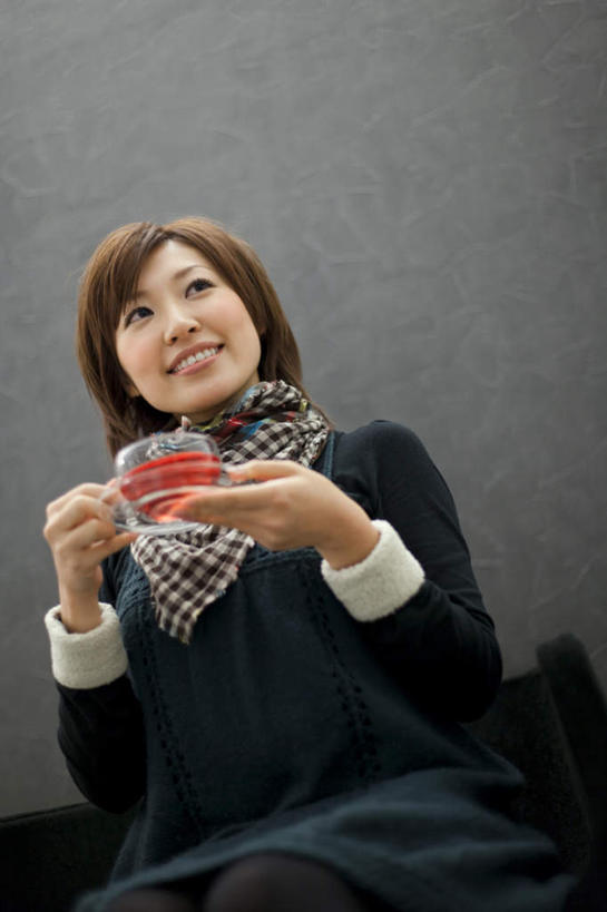 东方人,一个人,坐,竖图,室内,白天,仰视,幸福,茶,杯子,餐具,亚洲,仅一个年轻女性,仅一个女性,仅一个人,黑色背景,服装,装饰,碟子,格子,盘,茶叶,拿,拿着,注视,休闲装,黄种人,娱乐,玻璃制品,衣服,盘子,水杯,围巾,碟,观察,看,享受,休闲,温暖,温馨,休闲服,放松,乐趣,摄影,服饰,影棚,围脖,观看,保暖,华丽,点缀,察看,提神,舒适,御寒,关注,醒脑,衬托,美观,雅致,雅观,年轻女性,女人,女性,亚洲人,玻璃杯,坐着,半身,彩图,低角度拍摄,影棚拍摄,拍摄