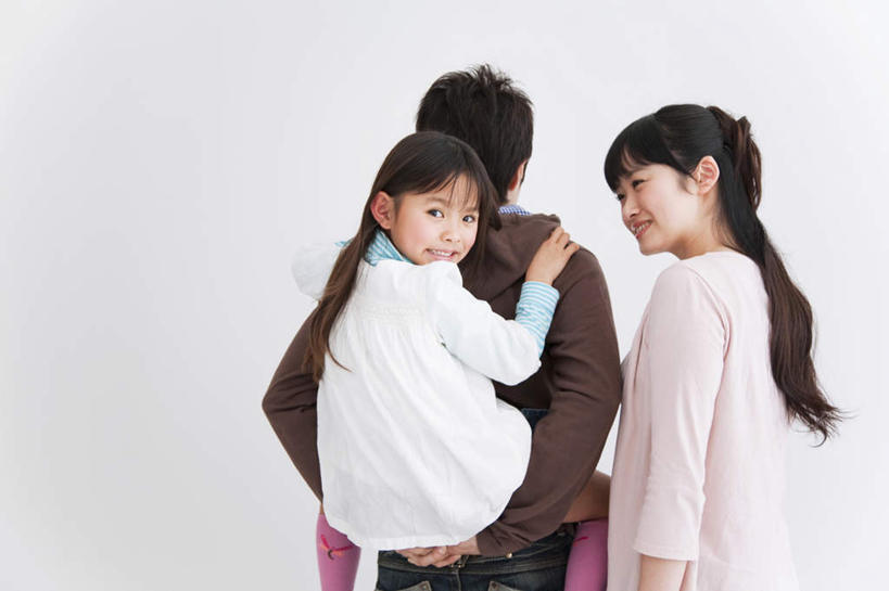 儿童,三个人,家庭,夫妻,母亲,父亲,女儿,站,抱,横图,室内,白天,白色背景,正面,爱情,纯洁,墙,棕色,浪漫,注视,墙壁,墙面,小孩,白色,灰色,观察,看,站着,温暖,温馨,父女,母女,三口之家,一家人,恩爱,父爱,可爱,母爱,童年,童趣,恋人,摄影,影棚,抱着,观看,和睦,察看,搂着,关注,童真,烂漫,无邪,天真,男人,男性,年轻男性,年轻女性,女孩,女人,女性,孩子,年轻人,夫妇,情侣,搂,搂抱,站立,半身,彩图,影棚拍摄,拍摄,伴侣,融洽,女生