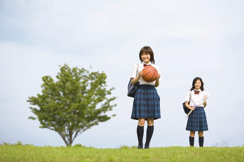 东方人,两个人,伙伴,朋友,站,抱,横图,室外,白天,正面,制服,友谊,篮球,草地,草坪,植物,亚洲,服装,云,云朵,篮球装备,云彩,注视,黄种人,运动器械,草,树,树木,衣服,蓝色,绿色,白云,蓝天,天空,自然,天,观察,看,站着,同学,校服,健身器械,服饰,生长,成长,抱着,观看,察看,搂着,衣着,校友,穿着,关注,健身器材,篮球运动,学生服,同窗,学友,衣饰,友情,年轻女性,女人,女性,亚洲人,搂,搂抱,站立,彩图,全身,运动器材